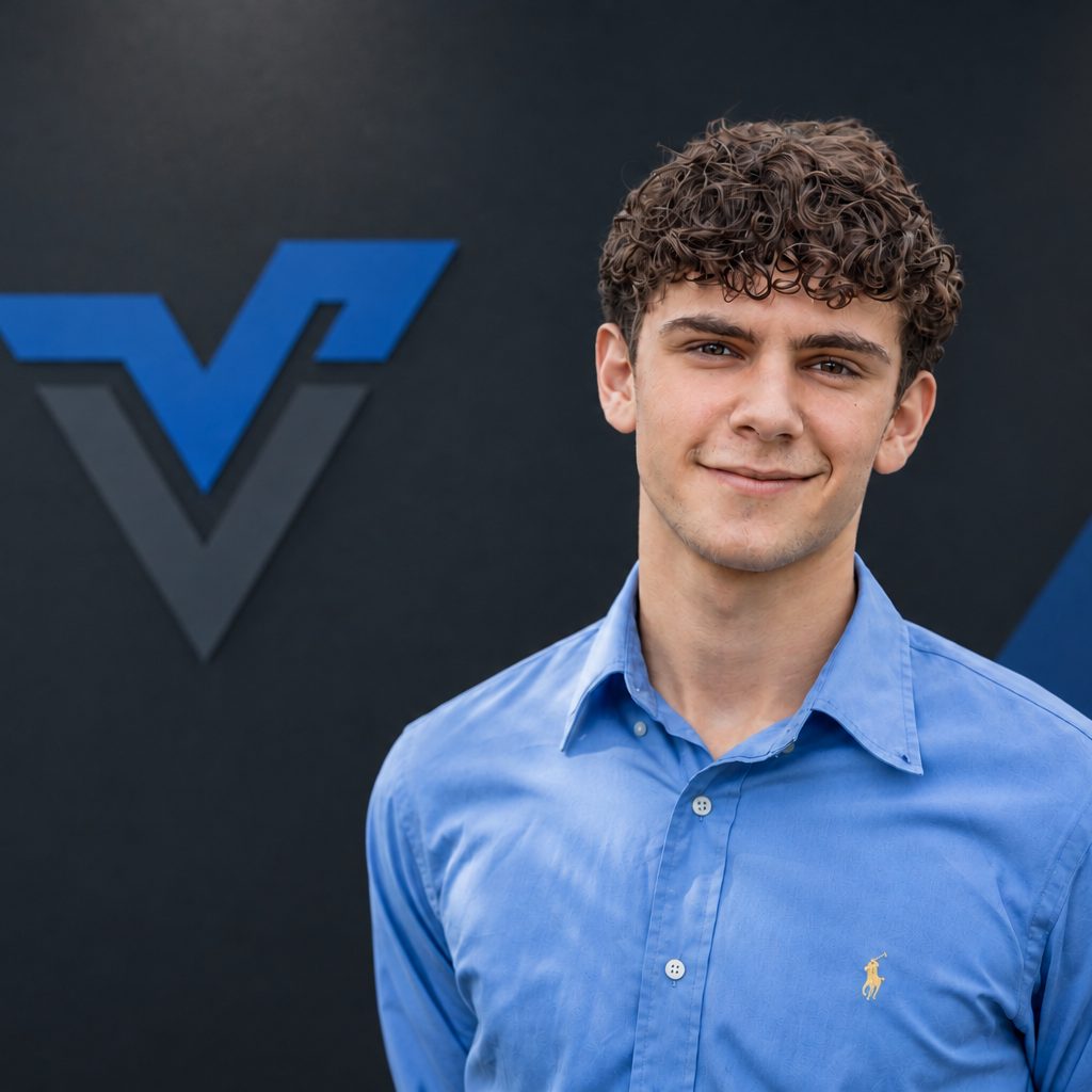David Jungmann Bolullo, Gründer von Vantalogic, vor der Markenwand mit dem Vantalogic-Logo